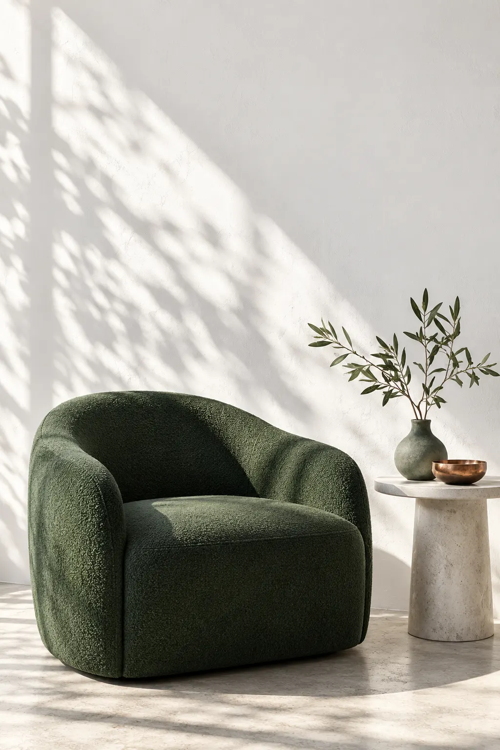 Sillón verde y mesa auxiliar en un espacio luminoso conceptual